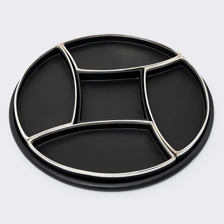 Rotating view highlighting the condiment's features.