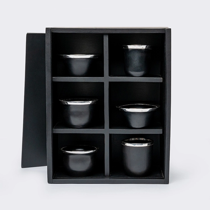Rotating view highlighting the sake cups's features