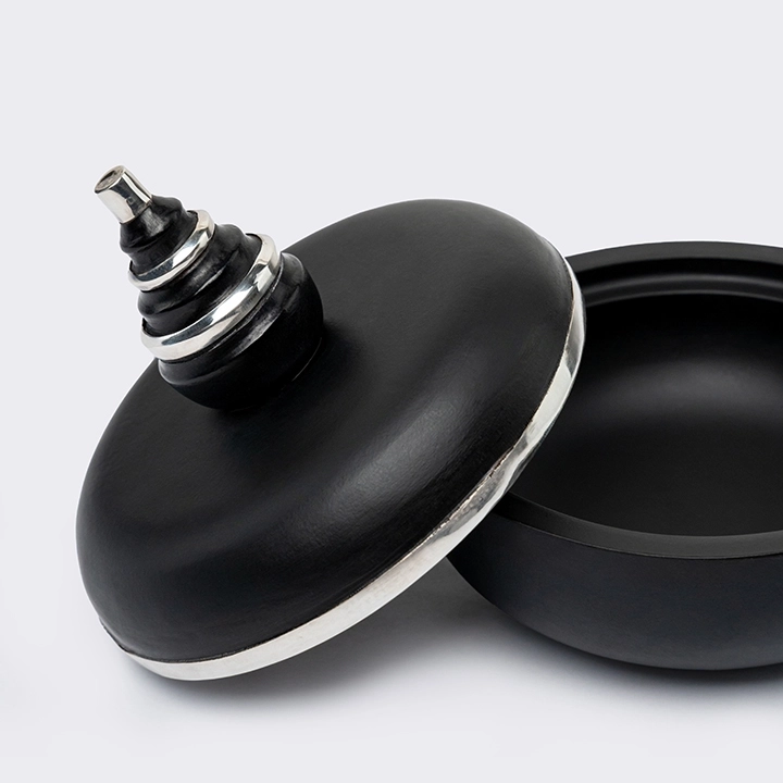 Rotating view highlighting the box's features.